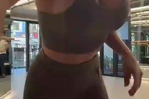 和申京关系紧密的土耳其美女记者曾晒健身~身材真的好